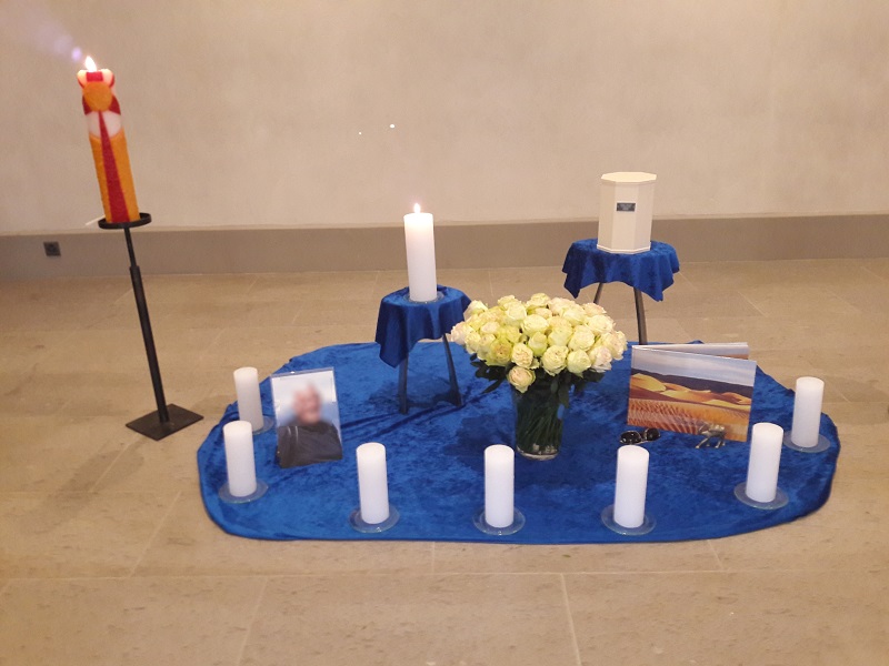 Trauerbegleitung Kälin - Abschiedsritual mit Blumen und Kerzen